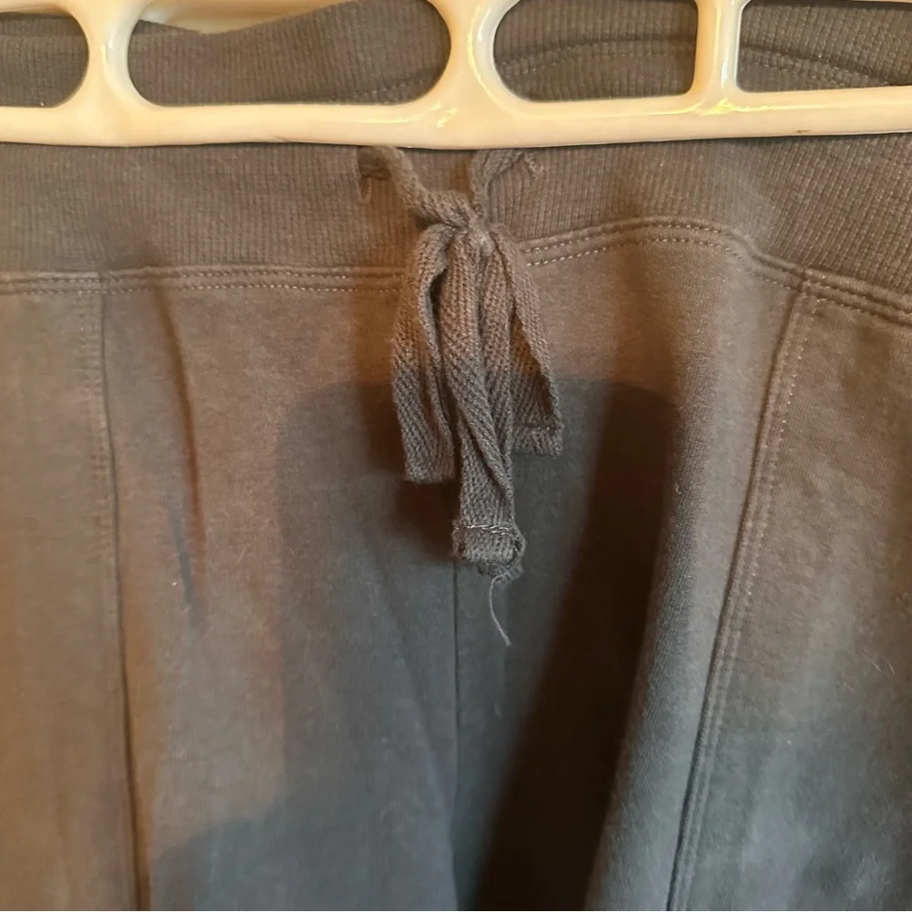 Eddie Bauer Size L dark grey capri sweatpants like - Picture 4 of 7
